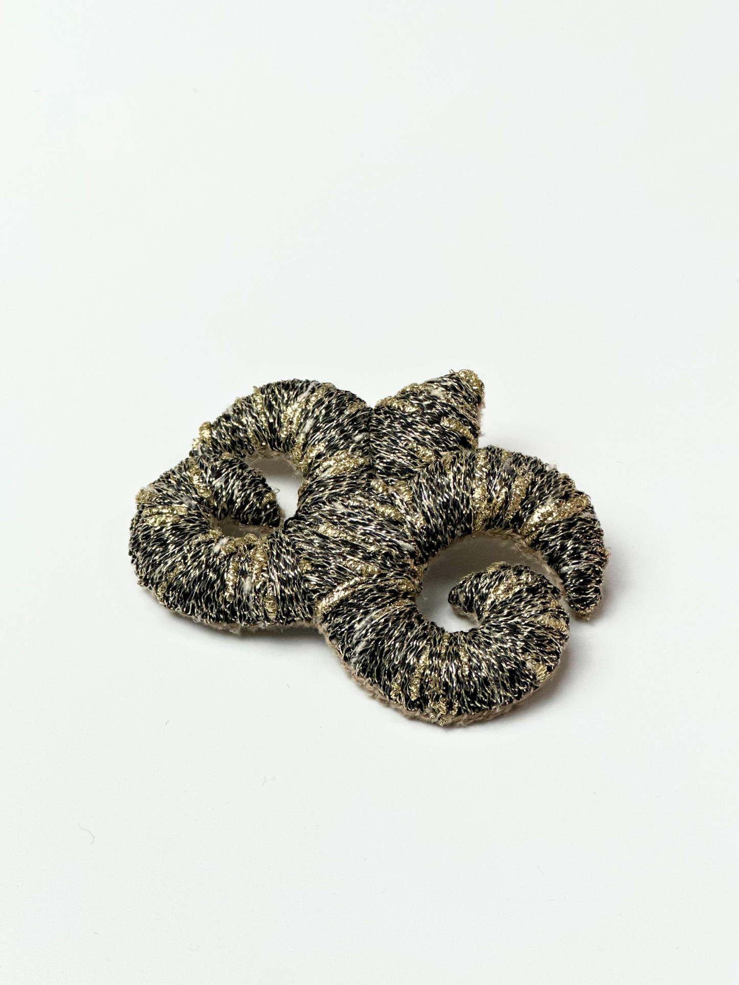 Брошь "Accel Erlanovna" | черный с золото-серебристым люрексом