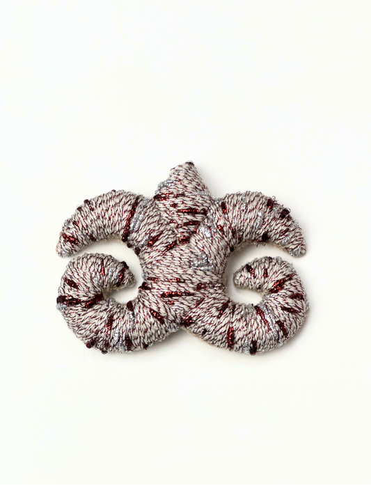 Брошь "Accel Erlanovna" | айвори с серебряным и бордовым люрексом