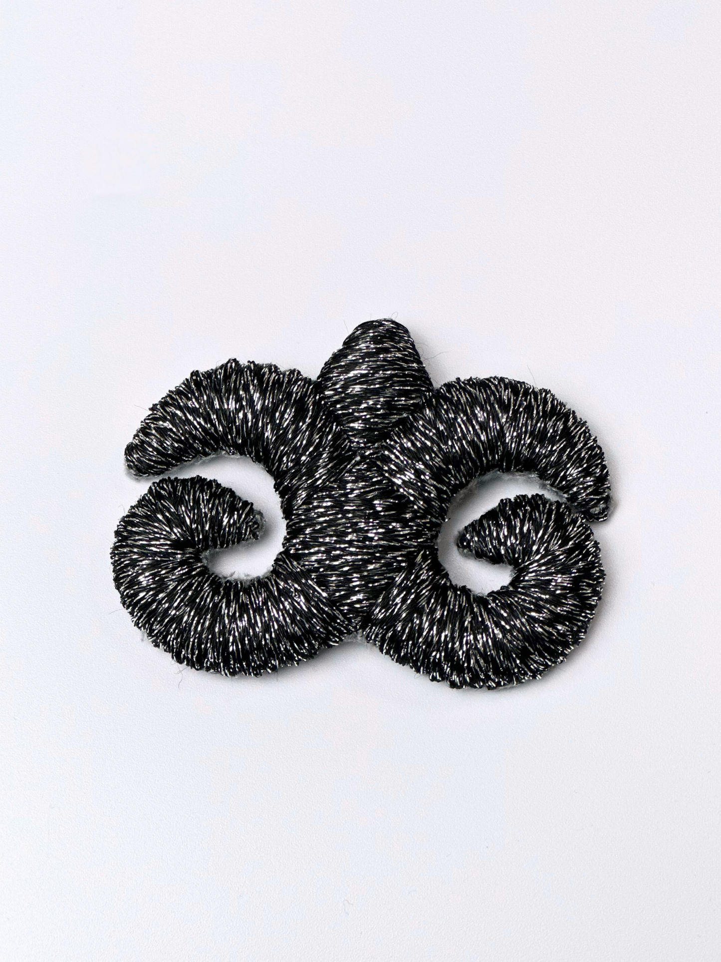 Брошь "Accel Erlanovna" | черный с металлическим люрексом