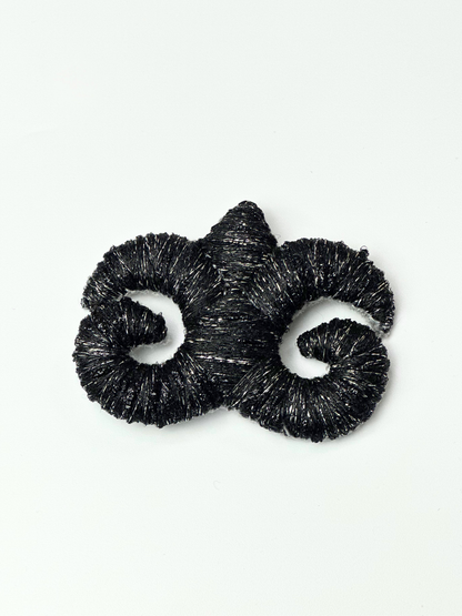 Брошь "Accel Erlanovna" | черный с металлическим люрексом