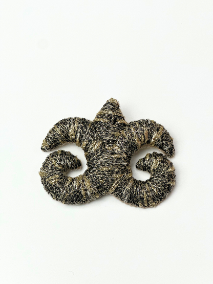 Брошь "Accel Erlanovna" | черный с золото-серебристым люрексом