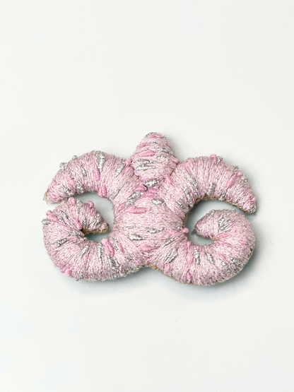 Брошь "Accel Erlanovna" | розовый с серебряным люрексом