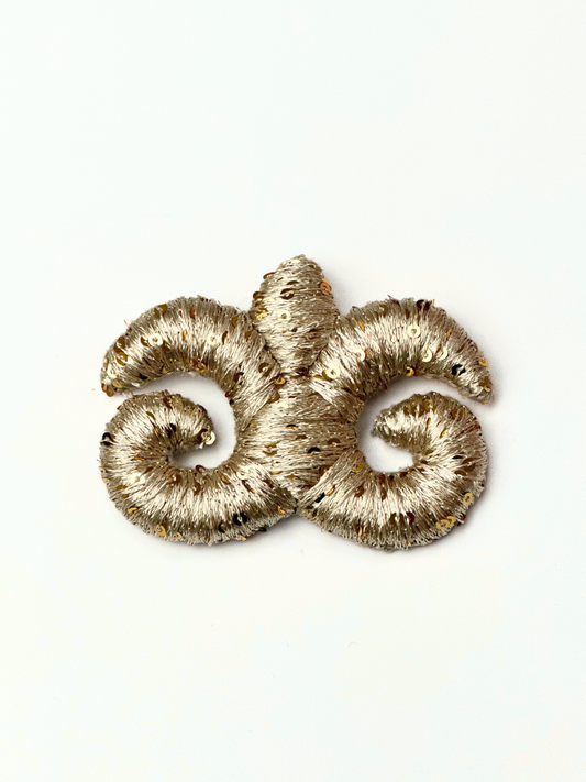 Брошь "Accel Erlanovna" | золото с золотыми пайетками