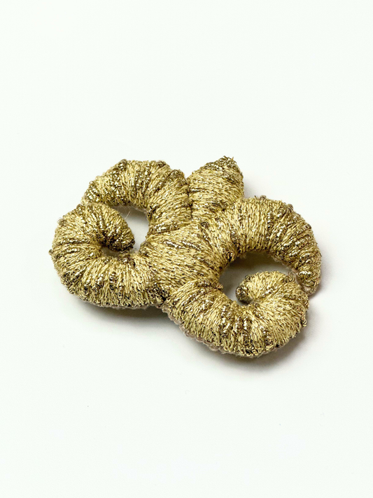 Брошь "Accel Erlanovna" | золото с золотым люрексом